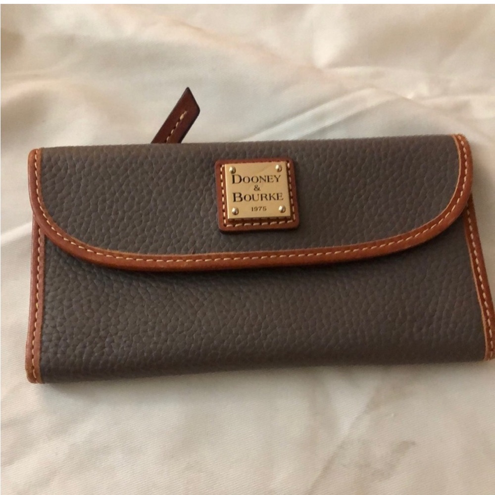 EUC 🌺 DOONEY & BOURKE 🌺 Elephant Color with Tan Trim Pebbled Leather Wallet